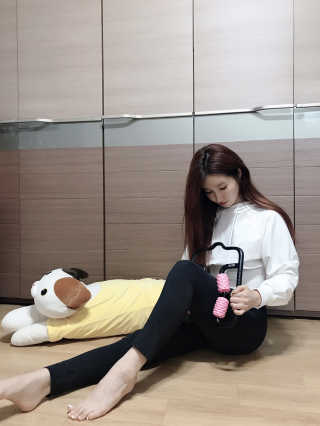 뭅뭅 바디핏레그롤러 종아리 허벅지 하체 마사지기 — 4.5점을 준 리뷰어가 2019년 9월 올린 사용 사진