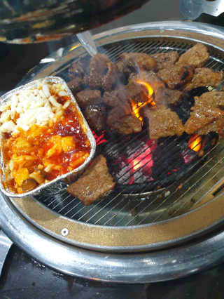 [두툼갈비] 두툼갈비 2인분 + 매콤치즈버섯 set — 5점을 준 리뷰어가 2018년 10월 올린 사용 사진