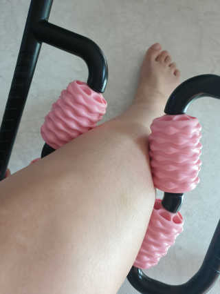뭅뭅 바디핏레그롤러 종아리 허벅지 하체 마사지기 — 5점을 준 리뷰어가 2019년 10월 올린 사용 사진