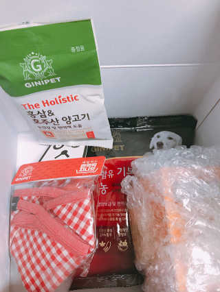지니펫 해피박스_홍삼함유 북어농축액분말+사료+굿즈 — 4.33점을 준 리뷰어가 2018년 8월 올린 사용 사진