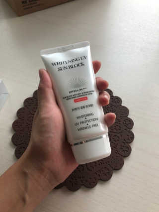 지고트 화이트닝 유브이 썬블럭 크림 70ml,1+1 — 3.5점을 준 리뷰어가 2019년 8월 올린 사용 사진