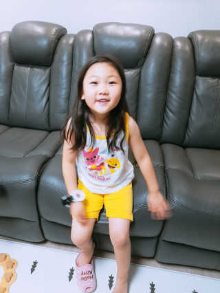 [베이비앤아이] 핑크퐁 아기상어 유아 민소매 상하복 — 5점을 준 리뷰어가 2019년 6월 올린 사용 사진