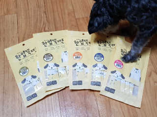 [펫토리아]짜먹는 한입뚝딱 강아지.고양이 마약간식 — 5점을 준 리뷰어가 2019년 8월 올린 사용 사진