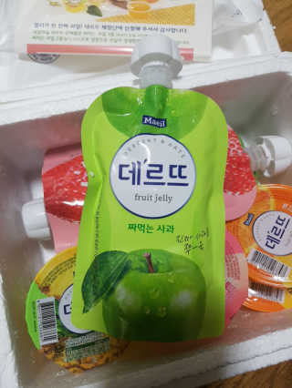 데르뜨 떠먹는 과일 3종, 짜먹는 과일 2종 총 10개 체험 — 5점을 준 리뷰어가 2020년 3월 올린 사용 사진