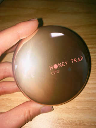 Honey Trap 톤 업 파운데이션 쿠션(W22.5,C17.5) — 5점을 준 리뷰어가 2018년 1월 올린 사용 사진