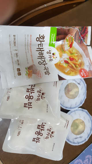 [풀무원] 사골곰탕국밥 황태해장국밥 — 5점을 준 리뷰어가 2018년 6월 올린 사용 사진