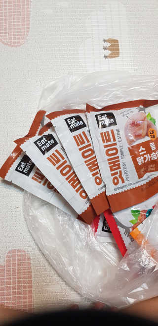 개근질마트 잇메이트 스팀 닭가슴살 혼합 1kg — 4.5점을 준 리뷰어가 2019년 11월 올린 사용 사진