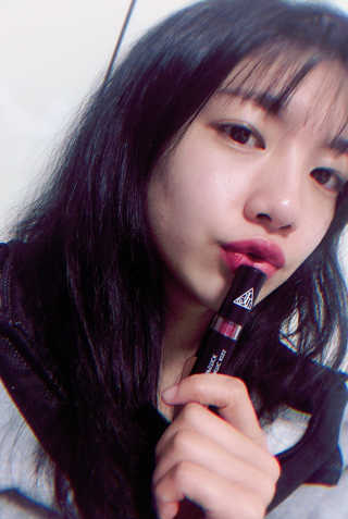 지고트 로맨틱 키스 립스틱 — 5점을 준 리뷰어가 2019년 3월 올린 사용 사진