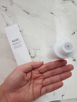 AHC 에이 에이치 씨 미니멀 10 워터리 에센스 — 4점을 준 리뷰어가 2018년 12월 올린 사용 사진