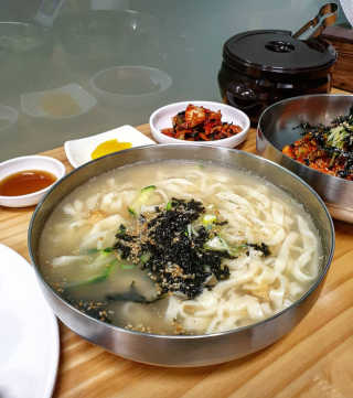 칼국수에끌림 [칼국수에 끌림] 손칼국수+비빔칼국수+왕만두4개 — 4.67점을 준 리뷰어가 2018년 11월 올린 사용 사진