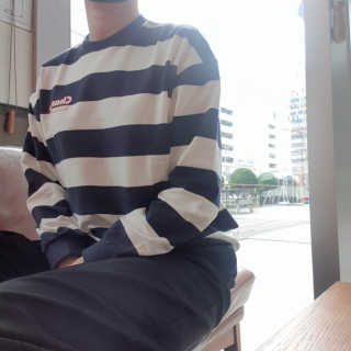 인디고뱅크키즈 스트라이프 루즈핏 맨투맨 — 4점을 준 리뷰어가 2020년 3월 올린 사용 사진