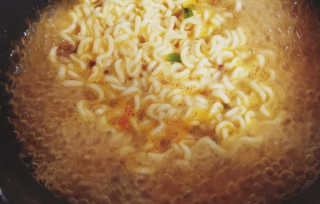 라면 그대로가 제일 맛있는 더엄마라면 — 5점을 준 리뷰어가 2019년 9월 올린 사용 사진