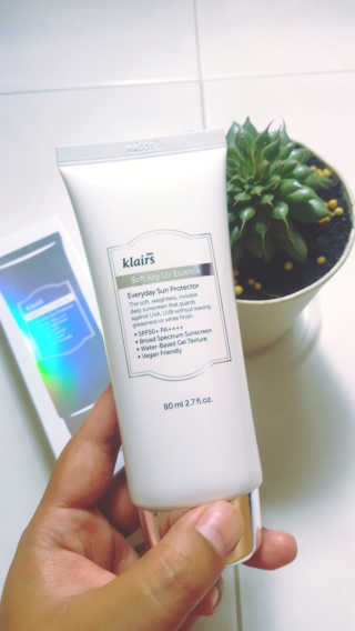 소프트 에어리 UV 에센스 SPF 50 PA ++++ — 5점을 준 리뷰어가 2019년 4월 올린 사용 사진