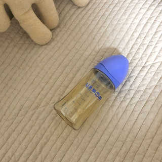유비맘 PPSU 젖병 노꼭지_260ml_컬러 랜덤 발송 — 5점을 준 리뷰어가 2020년 2월 올린 사용 사진