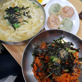 칼국수에끌림 [칼국수에 끌림] 손칼국수+비빔칼국수+왕만두4개 — 2.67점을 준 리뷰어가 2018년 10월 올린 사용 사진