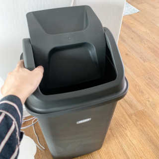창신리빙 프랑코 퍼블릭 스윙 휴지통 10L, 25L, 35L — 5점을 준 리뷰어가 2019년 9월 올린 사용 사진
