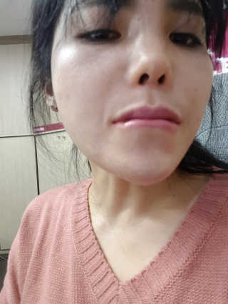 터치인솔 메탈리스트 리퀴드 포일 립스틱 5종 — 5점을 준 리뷰어가 2018년 3월 올린 사용 사진