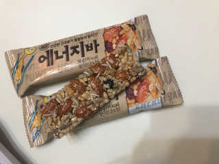 견과가 똘똘 뭉쳐들어간 넛츠몬 에너지바 1BOX 6개입 — 5점을 준 리뷰어가 2018년 2월 올린 사용 사진
