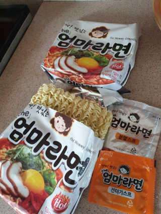 라면 그대로가 제일 맛있는 더엄마라면 — 5점을 준 리뷰어가 2019년 6월 올린 사용 사진