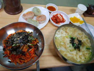 칼국수에끌림 [칼국수에 끌림] 손칼국수+비빔칼국수+왕만두4개 — 4.67점을 준 리뷰어가 2018년 9월 올린 사용 사진