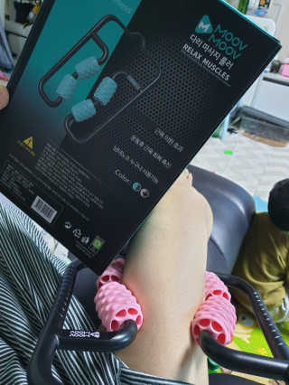 뭅뭅 바디핏레그롤러 종아리 허벅지 하체 마사지기 — 4.5점을 준 리뷰어가 2019년 11월 올린 사용 사진