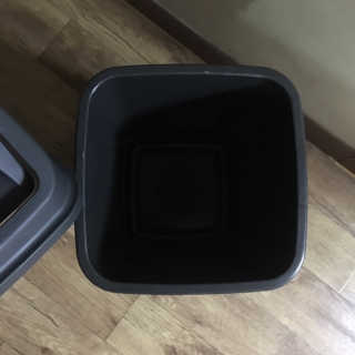 창신리빙 프랑코 퍼블릭 스윙 휴지통 10L, 25L, 35L — 4점을 준 리뷰어가 2019년 8월 올린 사용 사진