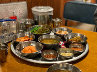 [동네맛집족발] 4개 족발 중 택1 — 3.5점을 준 리뷰어가 2019년 11월 올린 사용 사진