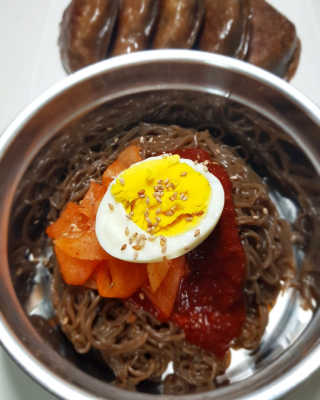 유천냉면 유천 비빔냉면 2인분+메밀지짐만두 280g — 5점을 준 리뷰어가 2018년 6월 올린 사용 사진