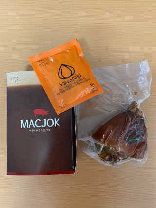 행복먹거리공작소 맥족. 맥주에 빠진 족발 550g + 마늘소스 70g — 4점을 준 리뷰어가 2020년 2월 올린 사용 사진