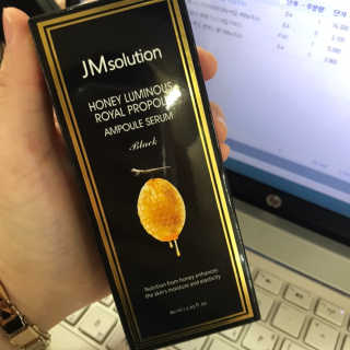 JM솔루션 꿀광 로얄 프로폴리스 앰플 세럼 블랙 — 4.5점을 준 리뷰어가 2018년 11월 올린 사용 사진