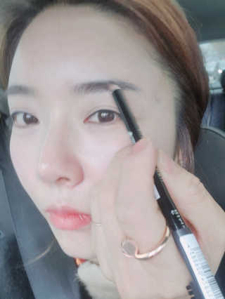 림멜 프로페셔널 아이브로우 펜슬 1+1 — 5점을 준 리뷰어가 2019년 12월 올린 사용 사진