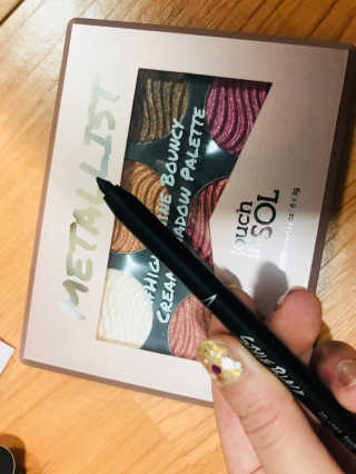 터치인솔 섀도우 팔레트와 젤아이라이너 펄덕후 세트 — 5점을 준 리뷰어가 2018년 8월 올린 사용 사진