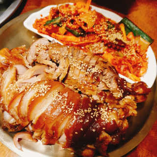[동네맛집족발] 4개 족발 중 택1 — 4점을 준 리뷰어가 2020년 1월 올린 사용 사진
