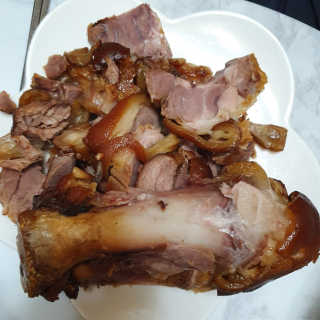 행복먹거리공작소 맥족. 맥주에 빠진 족발 550g + 마늘소스 70g — 5점을 준 리뷰어가 2020년 2월 올린 사용 사진