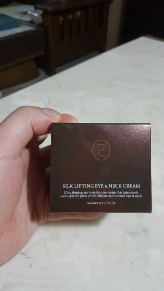 프리미어룩 실크 리프팅 아이 앤 넥 크림 — 5점을 준 리뷰어가 2019년 11월 올린 사용 사진