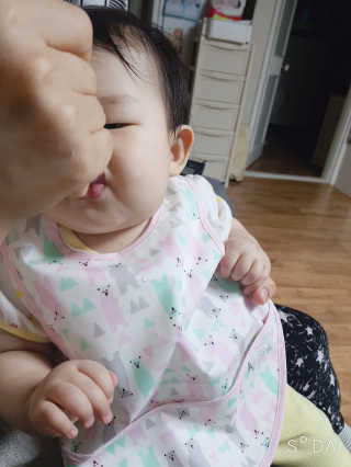 [베이비앤아이] 클린 이유식 방수 턱받이 — 4점을 준 리뷰어가 2019년 7월 올린 사용 사진