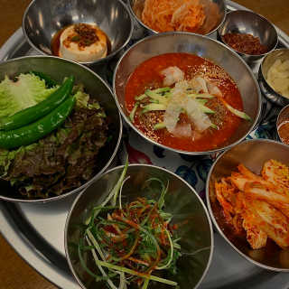 [동네맛집족발] 4개 족발 중 택1 — 5점을 준 리뷰어가 2020년 3월 올린 사용 사진