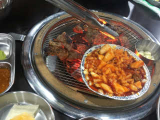 [두툼갈비] 두툼갈비 2인분 + 매콤치즈버섯 set — 4.17점을 준 리뷰어가 2018년 8월 올린 사용 사진