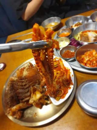 [동네맛집족발] 4개 족발 중 택1 — 5점을 준 리뷰어가 2020년 3월 올린 사용 사진