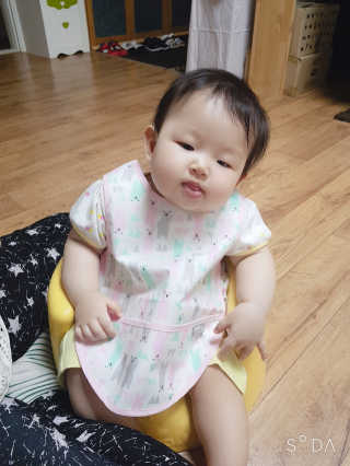 [베이비앤아이] 클린 이유식 방수 턱받이 — 4점을 준 리뷰어가 2019년 7월 올린 사용 사진