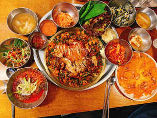 [동네맛집족발] 4개 족발 중 택1 — 5점을 준 리뷰어가 2020년 1월 올린 사용 사진