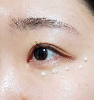 엠씨이 이지에프 바이탈 아이크림 — 5점을 준 리뷰어가 2018년 2월 올린 사용 사진