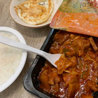 뜰아채유통 춘천닭갈비덮밥소스와 머쉬마루 버섯 — 3점을 준 리뷰어가 2018년 12월 올린 사용 사진