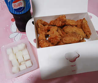 [치킨마루]-  빠사칸윙봉현미 + 콜라 500ml — 5점을 준 리뷰어가 2019년 7월 올린 사용 사진