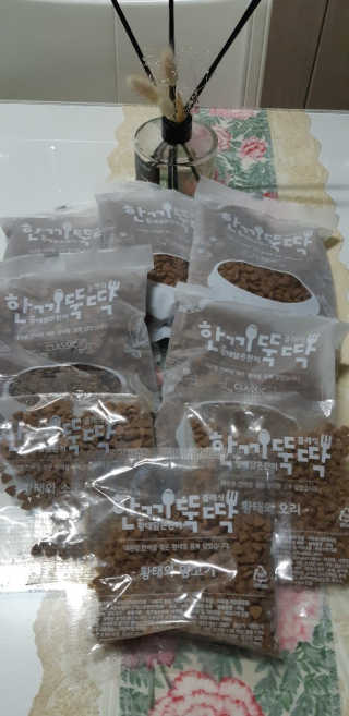 펫토리아 한끼뚝딱 클래식 국산 건식사료 — 4.5점을 준 리뷰어가 2019년 7월 올린 사용 사진