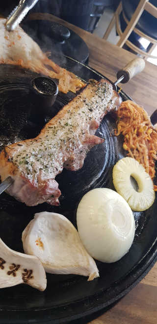 [화덕고깃간 마곡발산점] 화덕삼겹살2인분 — 5점을 준 리뷰어가 2019년 5월 올린 사용 사진