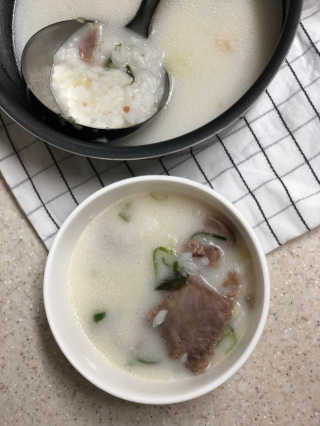 [풀무원] 사골곰탕국밥 황태해장국밥 — 4.83점을 준 리뷰어가 2018년 6월 올린 사용 사진
