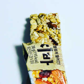 견과가 똘똘 뭉쳐들어간 넛츠몬 에너지바 1BOX 6개입 — 4.5점을 준 리뷰어가 2018년 1월 올린 사용 사진