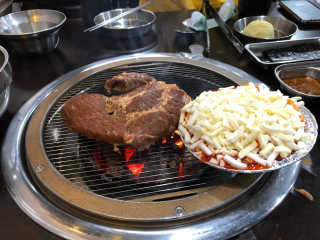 [두툼갈비] 두툼갈비 2인분 + 매콤치즈버섯 set — 4점을 준 리뷰어가 2018년 9월 올린 사용 사진