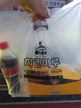 [치킨마루]-  빠사칸윙봉현미 + 콜라 500ml — 5점을 준 리뷰어가 2019년 7월 올린 사용 사진